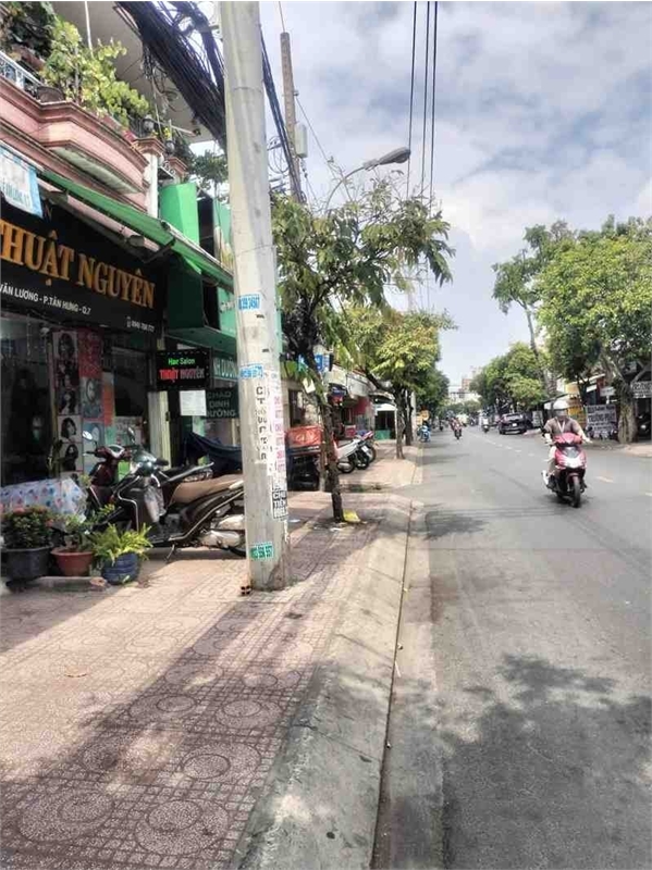 Bán nhà mặt tiền đường Lê Văn Lương cách Cầu Ông Lớn 1km